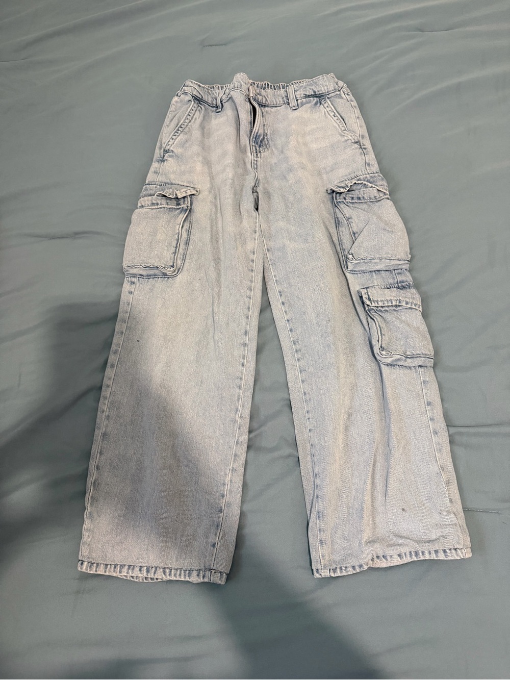 Light Wash Cargo Jeans with Utility Pockets